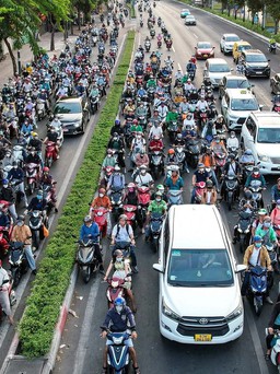 TP.HCM giải quyết thế nào khi xe máy tràn vào làn ô tô đường Phạm Văn Đồng?