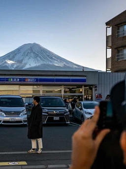 Thị trấn Nhật Bản chặn tầm nhìn ra núi Phú Sĩ vì du khách 'làm loạn'