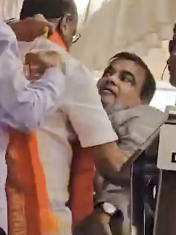 Quá nắng nóng, Bộ trưởng Ấn Độ ngất xỉu giữa lúc phát biểu