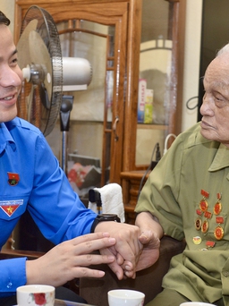 Anh Ngô Văn Cương thăm, tặng quà các gia đình chiến sĩ Điện Biên
