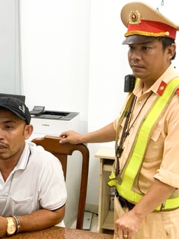 CSGT Quảng Ngãi phối hợp chặn bắt người đàn ông trốn truy nã