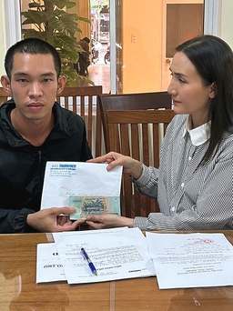 Trao tiền bạn đọc giúp các hoàn cảnh khó khăn ở Phú Yên, Bình Định