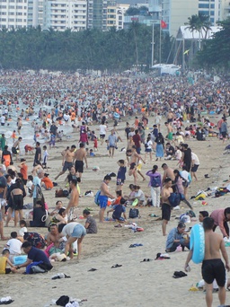 Hàng vạn người đổ ra biển Nha Trang 'giải nhiệt'