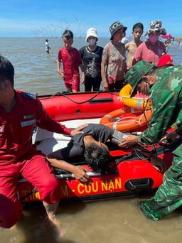 Trà Vinh: Cứu sống 2 thiếu niên đuối nước ở biển Ba Động