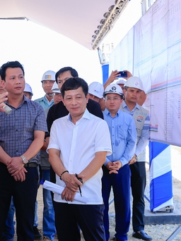 Thủ tướng đội nắng kiểm tra tiến độ loạt dự án cao tốc Bắc- Nam phía đông