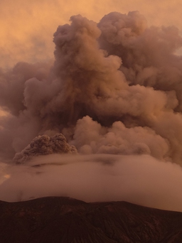 Núi lửa phun trào lần hai trong tháng, Indonesia phát cảnh báo cao nhất