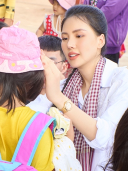 Hoa hậu Bùi Quỳnh Hoa tặng nước ngọt cho bà con bị hạn mặn
