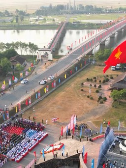 Thượng cờ 'Thống nhất non sông' tại Đôi bờ Hiền Lương - Bến Hải