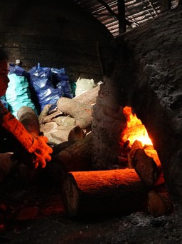 Nắng nóng hầm hập, những phụ nữ miền Tây còn làm việc trong lò than: Thêm cả nhọc nhằn
