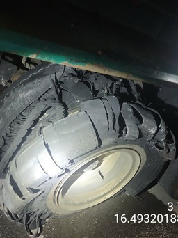 Hàng loạt ô tô vỡ lốp trên cao tốc Cam Lộ - La Sơn vì nắng nóng