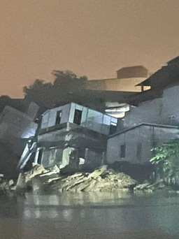Vụ sông Cầu 'nuốt chửng' nhà dân: Thêm 5 nhà đổ xuống sông