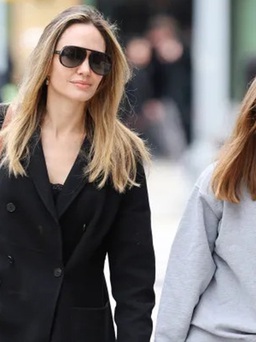 Sau tố cáo Brad Pitt bạo hành, Angelina Jolie tươi tắn xuống phố cùng con gái