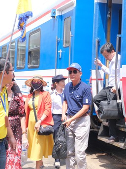 Du lịch lễ Đà Nẵng 'thắng lớn' nhờ tàu hỏa, Quảng Bình kẹt... thuyền trong hang