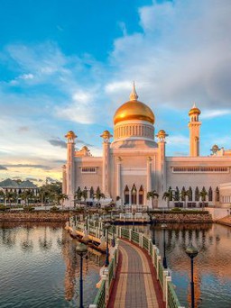 Tới thủ đô Brunei tham quan làng nổi, nhà thờ Hồi giáo, cung điện Hoàng gia