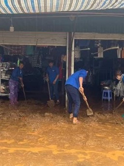 Lũ quét sập nhà dân tại Điện Biên, 4 người thoát chết