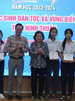 Trao 75 suất học bổng Vừ A Dính cho học sinh Ninh Thuận