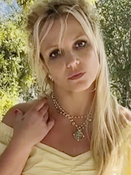 Britney Spears bị gãy chân sau cãi vã với bạn trai