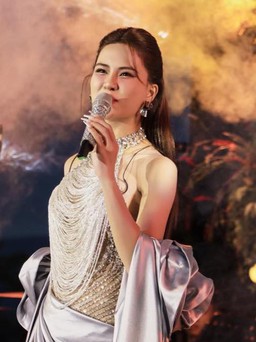 Ca sĩ Hà Nhi gặp sự cố, bật khóc trong đêm nhạc tại Đà Lạt