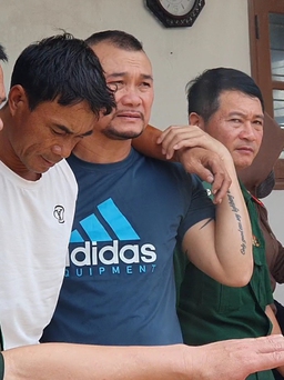 Vụ chìm 4 tàu cá ở Quảng Bình: Thêm 1 ngư dân cập bờ an toàn