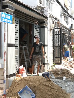 Dân tất bật sửa nhà sau khi hiến đất mở rộng hẻm ở TP.HCM