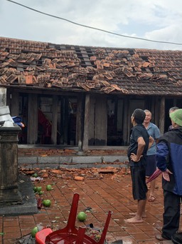 Quảng Ninh: Lại xuất hiện lốc xoáy thổi tốc mái hàng chục căn nhà