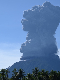 Núi lửa Indonesia phun tháp tro bụi cao 5.000 m