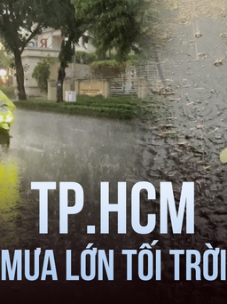TP.HCM mưa lớn tối trời, sấm chớp nhiều nơi