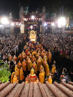 Cả ngàn người rước tượng Phật trên đường phố TP.HCM