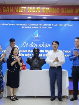 Con gái đại tướng Nguyễn Chí Thanh trao tặng chân dung cha cho Hội LHTN Việt Nam