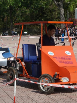Độc lạ mô hình ô tô, tàu thủy năng lượng mặt trời do sinh viên thiết kế