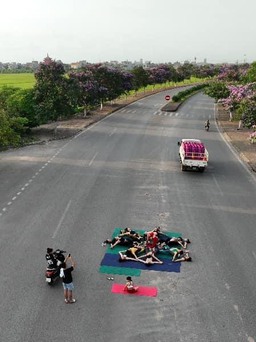 Thái Bình: Công an xác minh nhóm người tập yoga giữa đường