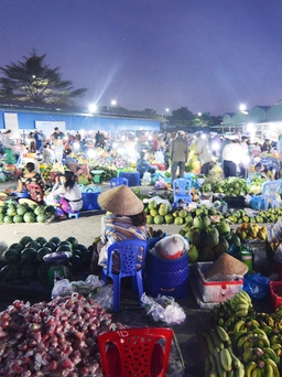 Những ngôi chợ độc đáo: Đang đêm đốt đèn họp chợ