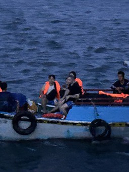 Bình Thuận: Bắt giữ 2 tàu cá đưa khách tham quan đảo Hòn Hải trái phép