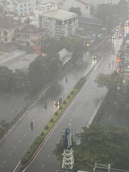 TP.HCM có mưa lớn, trời tối sầm từ sáng sớm