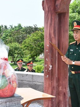 Đại tướng Phan Văn Giang dâng hương, tri ân các anh hùng liệt sĩ tại Quảng Trị