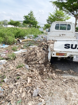 Bắt quả tang xe tải gom rác thải công trình đổ trong khu đô thị mới