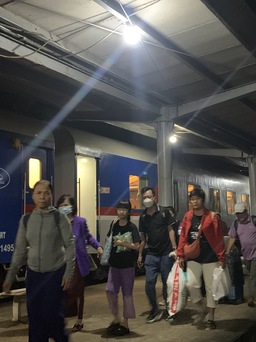 Sạt lở tại hầm đường sắt Chí Thạnh: Xuyên đêm chuyển tải khách đến ga kế tiếp