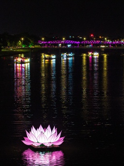 Sông Hương bừng sáng thuyền hoa trong Đại lễ Phật đản