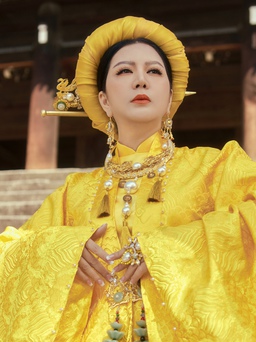 Ca sĩ Đinh Hiền Anh sở hữu hơn 100 bộ áo dài