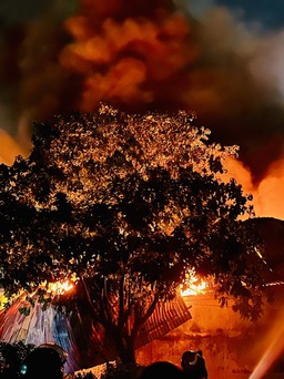 Bình Dương: Cháy dữ dội tại công ty sản xuất băng keo