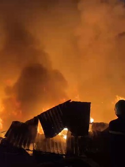 Cháy dữ dội tại công ty sản xuất băng keo ở Bình Dương