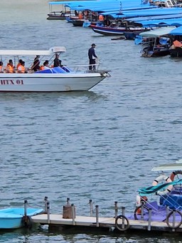 Mặc ‘lệnh' dừng hoạt động, dịch vụ chở khách trên hồ Tuyền Lâm vẫn nhộn nhịp