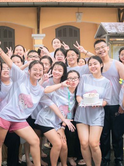 Học sinh Trường THPT Nguyễn Thị Minh Khai tắm 'mưa thanh xuân' trong ngày chia tay