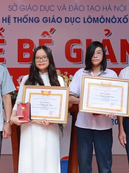 Một trường học ở Hà Nội thưởng vàng cho học sinh tiêu biểu