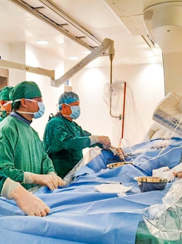 Cùng chuyên gia trực tiếp phẫu thuật can thiệp tim mạch tại Bệnh viện Bình Định