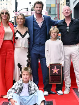 Tài tử Chris Hemsworth cùng vợ và 3 con đến nhận sao trên Đại lộ Danh vọng