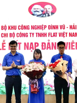 Hai công nhân làm việc cho công ty nước ngoài xúc động khi được kết nạp Đảng