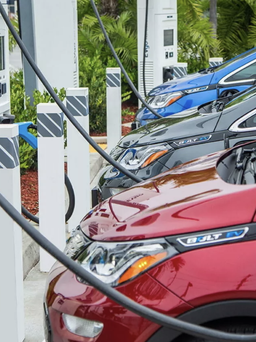 Lo ngại việc sạc pin, tỷ lệ khách mua ô tô điện sụt giảm