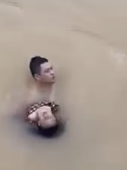 Nam thanh niên dũng cảm lao xuống sông cứu cháu bé đuối nước