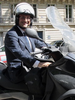 'Xe máy tình yêu' trong vụ ngoại tình của cựu Tổng thống Pháp có chủ mới